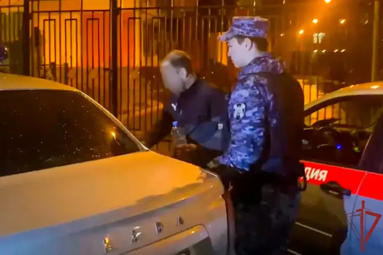 Сотрудники Росгвардии задержали ранее судимого мужчину, проникшего ночью на территорию школы в Москве (видео)