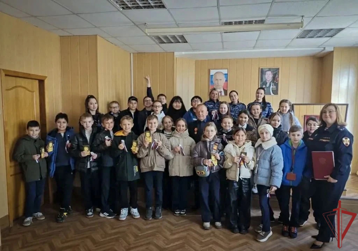 Московские росгвардейцы провели День открытых дверей для школьников