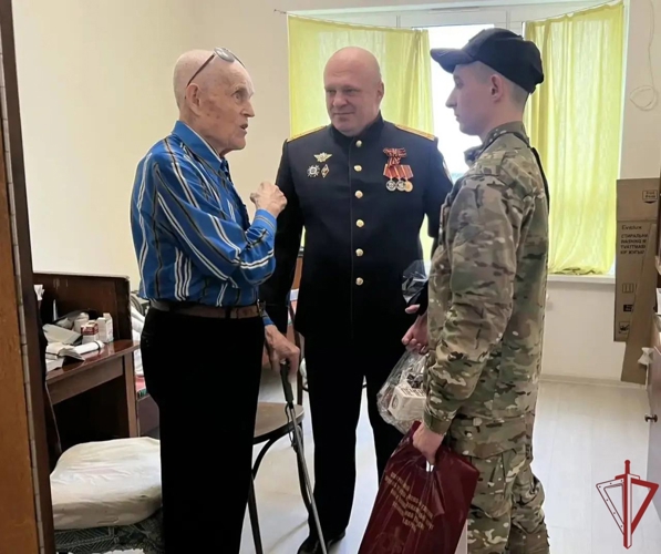 В Москве офицеры вневедомственной охраны охраны Росгвардии поздравили ветеранов с Днем Победы