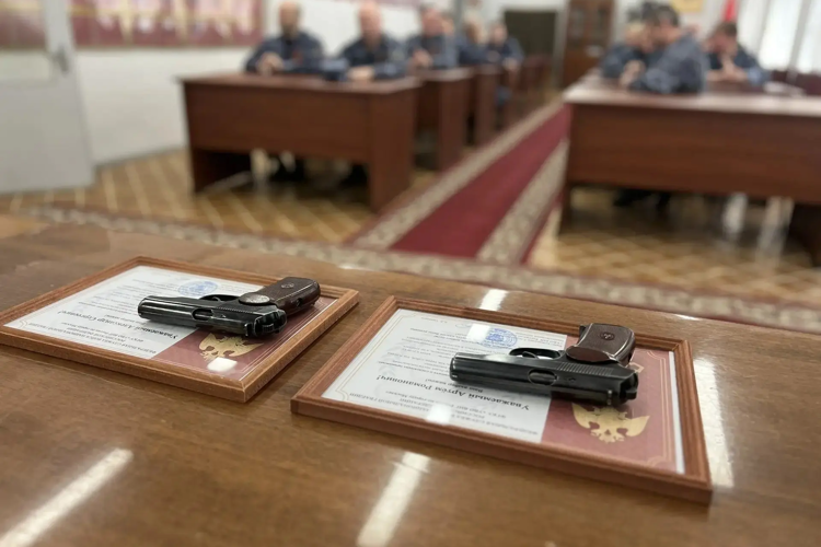 В подразделениях вневедомственной охраны столичного главка Росгвардии проходят церемонии вручения табельного оружия молодым сотрудникам