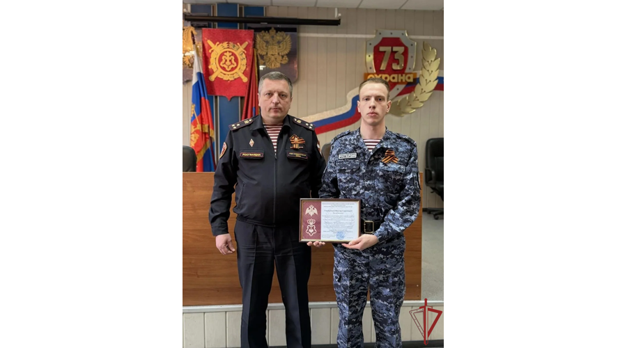 В подразделениях вневедомственной охраны столичного главка Росгвардии проходят церемонии вручения табельного оружия молодым сотрудникам
