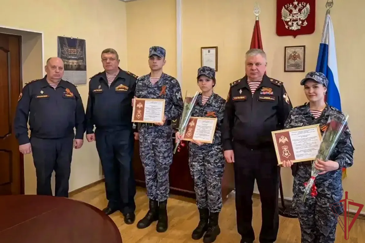 В подразделениях вневедомственной охраны столичного главка Росгвардии проходят церемонии вручения табельного оружия молодым сотрудникам
