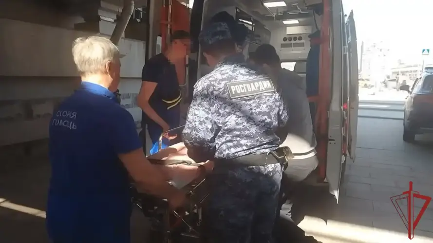 В центре Москвы росгвардейцы пришли на помощь гражданину, получившему травму (видео) 