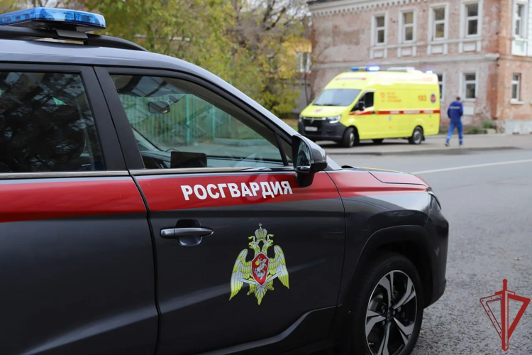 Столичные росгвардейцы помогли курьеру, пострадавшему в ДТП (видео)