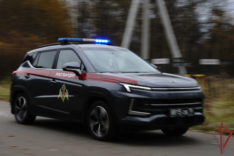 В Москве росгвардейцы задержали мужчину, имевшего при себе запрещённые вещества (видео)