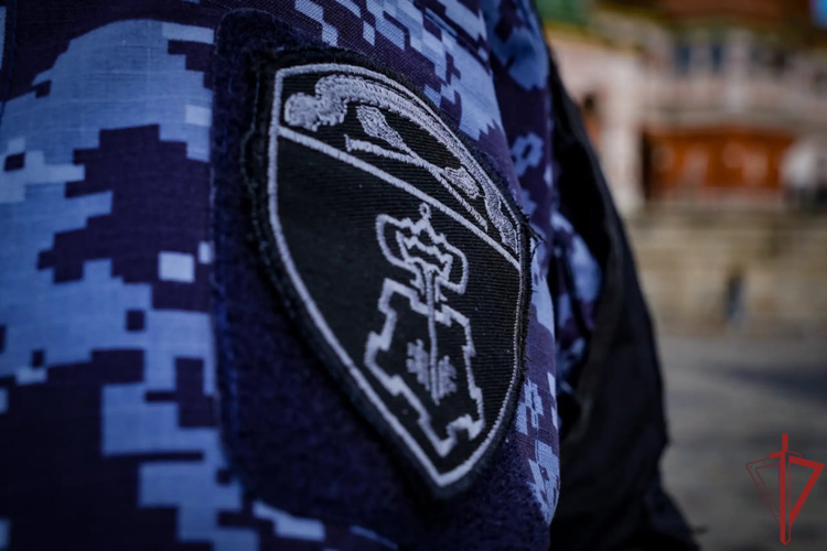 Росгвардейцы эвакуировали людей при пожаре в многоэтажке на востоке Москвы (видео)