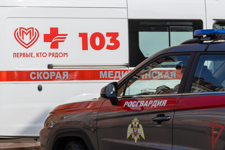 Московские росгвардейцы помогли мужчине с травмой в центре столицы (видео)