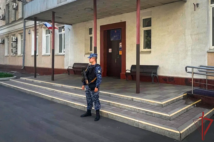 Сотрудники Росгвардии обеспечили безопасность проведения Последних звонков в Москве