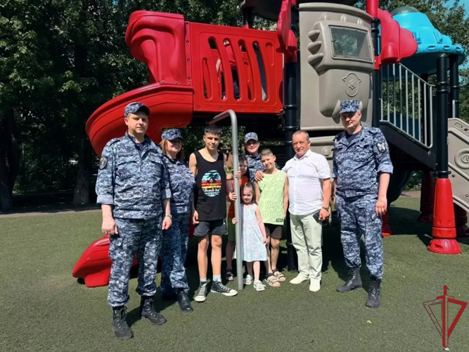 Ко Дню защиты детей столичные росгвардейцы посетили многодетную семью ветерана службы