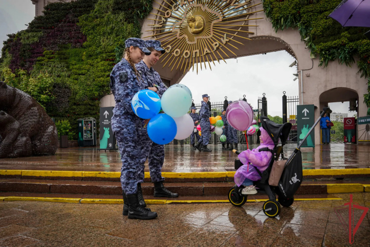 В Москве сотрудники вневедомственной охраны Росгвардии провели праздничную акцию, посвященную Дню защиты детей (видео)