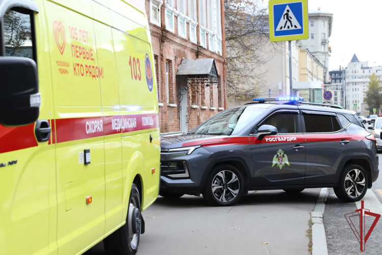В Москве росгвардейцы задержали мужчину, угрожавшего бригаде скорой помощи (видео)