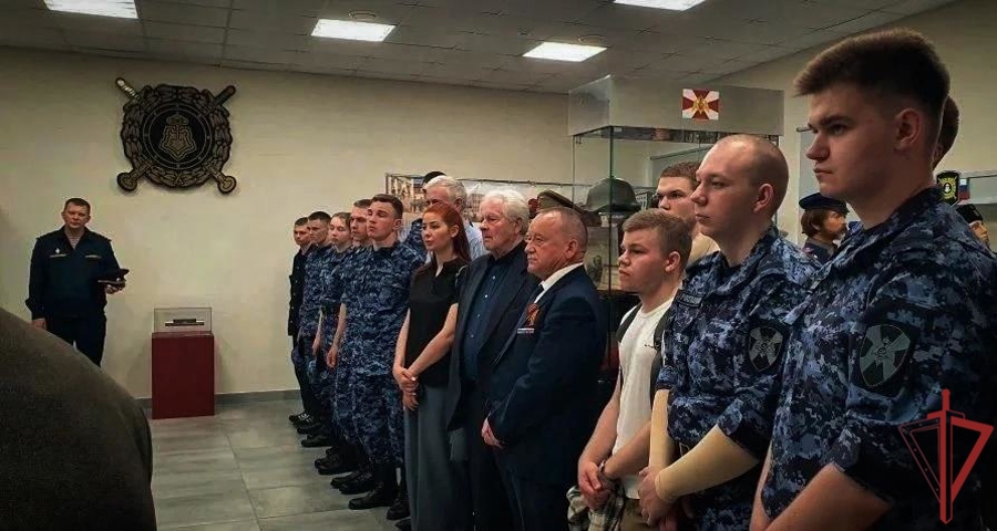 В Москве отец погибшего сотрудника вневедомственной охраны Героя России Антона Фарелюка посетил Музей подразделения