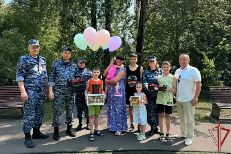 Ко Дню защиты детей столичные росгвардейцы посетили многодетную семью ветерана службы