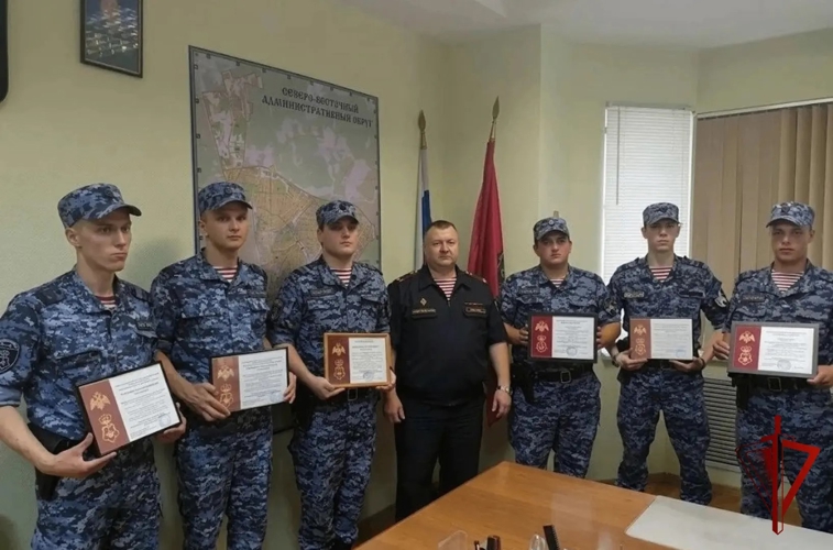 Сотрудникам вневедомственной охраны Главного управления  Росгвардии по городу Москве торжественно вручили табельное оружие