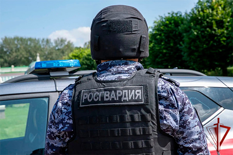 На востоке столицы росгвардейцы задержали мужчину с наркотическими веществами (видео)