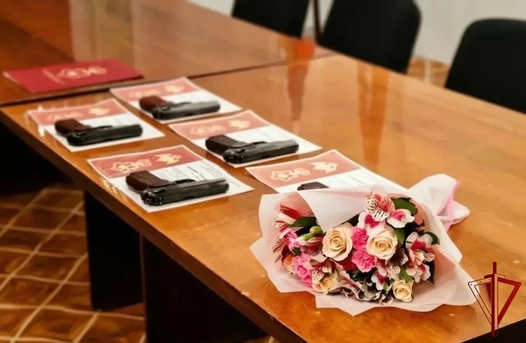 Сотрудникам вневедомственной охраны Главного управления  Росгвардии по городу Москве торжественно вручили табельное оружие