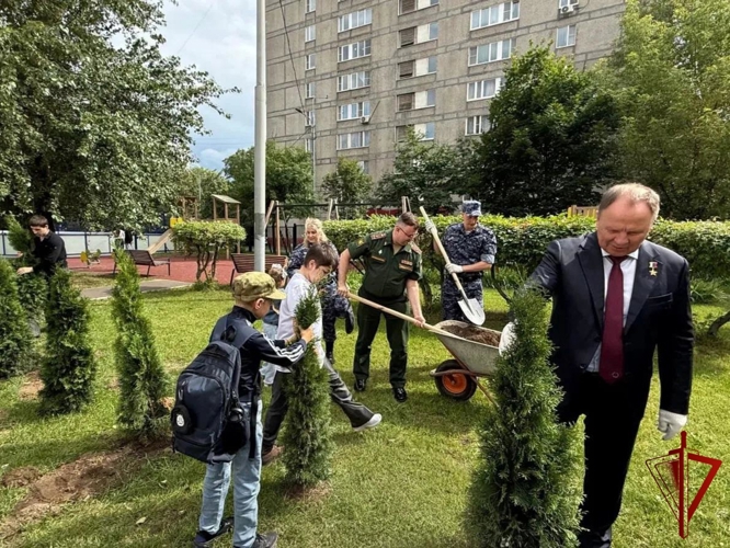 В день семьи, любви и верности столичные росгвардейцы навестили воспитанников подшефного семейного центра