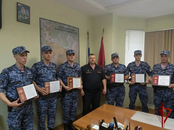 Сотрудникам вневедомственной охраны Главного управления  Росгвардии по городу Москве торжественно вручили табельное оружие