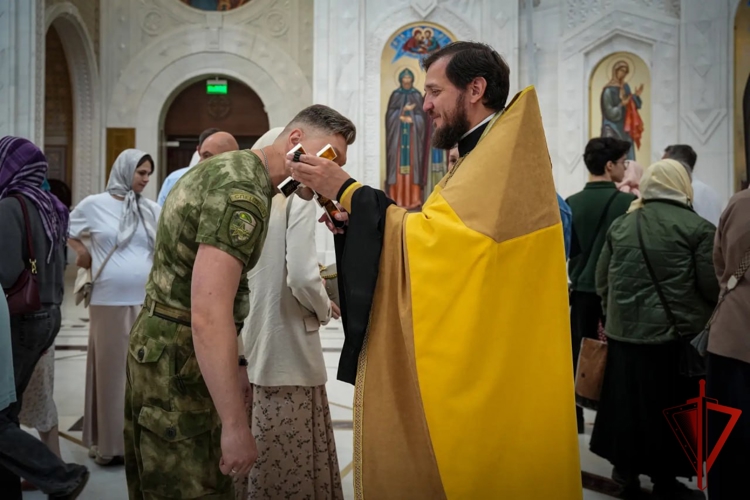 Столичные росгвардейцы почтили память ветеранов боевых действий в храме святого князя Владимира (видео)