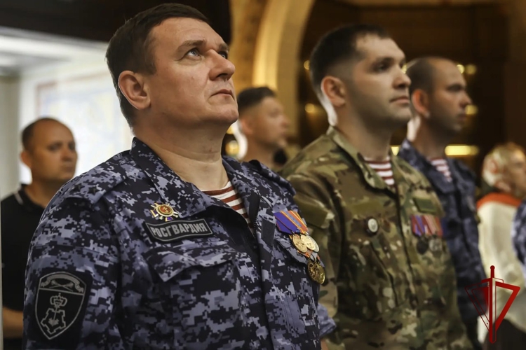 Столичные росгвардейцы почтили память ветеранов боевых действий в храме святого князя Владимира (видео)