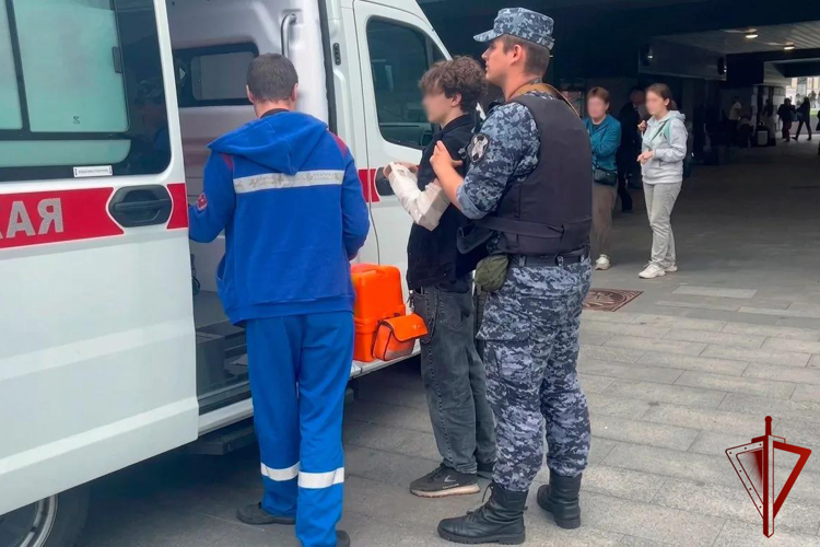 В Москве росгвардейцы помогли подростку, упавшему с самоката (видео)