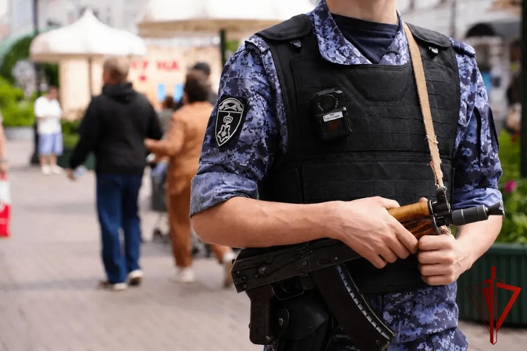 В центре Москвы росгвардейцы задержали молодых людей, нарушавших общественный порядок (видео)