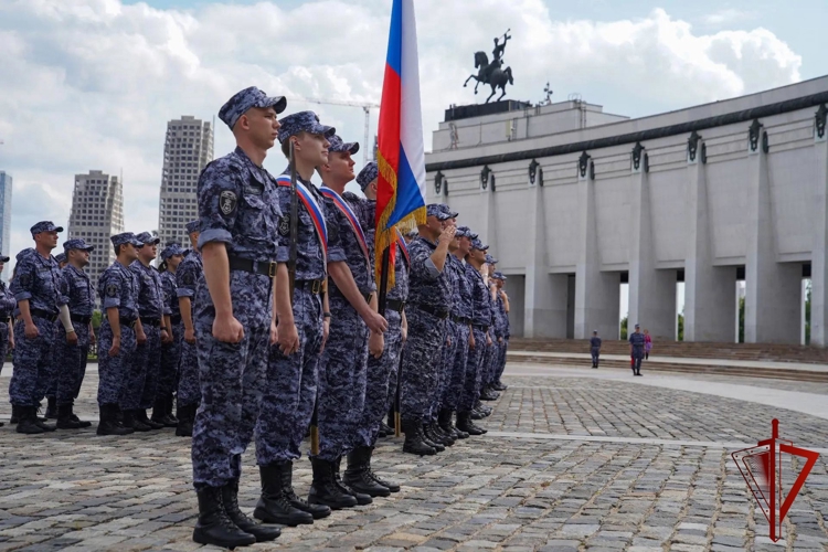 В Москве прошёл выпуск более 130 сотрудников вневедомственной охраны Росгвардии (видео)