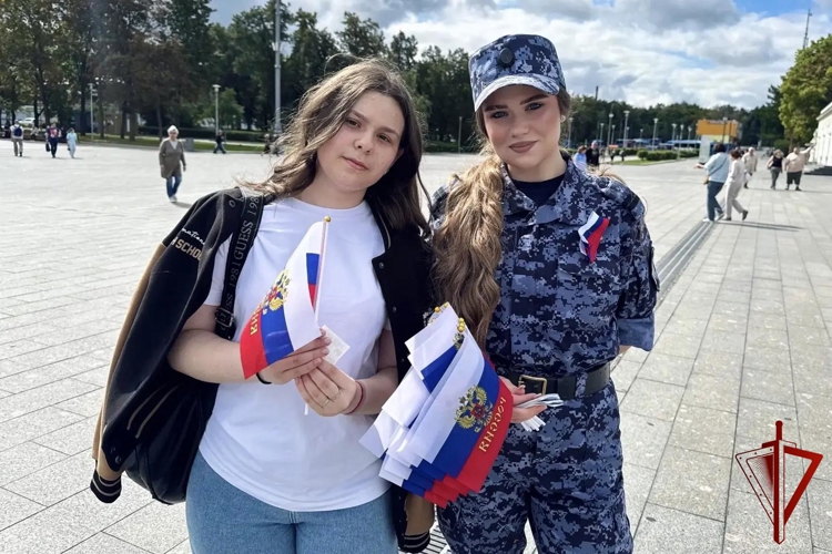 В Москве росгвардейцы провели традиционную акцию, посвященную Дню Государственного флага Российской Федерации