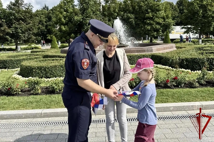 В Москве росгвардейцы провели традиционную акцию, посвященную Дню Государственного флага Российской Федерации