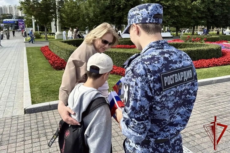 В Москве росгвардейцы провели традиционную акцию, посвященную Дню Государственного флага Российской Федерации