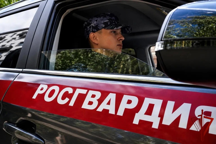 Московские росгвардейцы задержали иностранца, который нанёс колото-резанные раны своему знакомому (ВИДЕО)