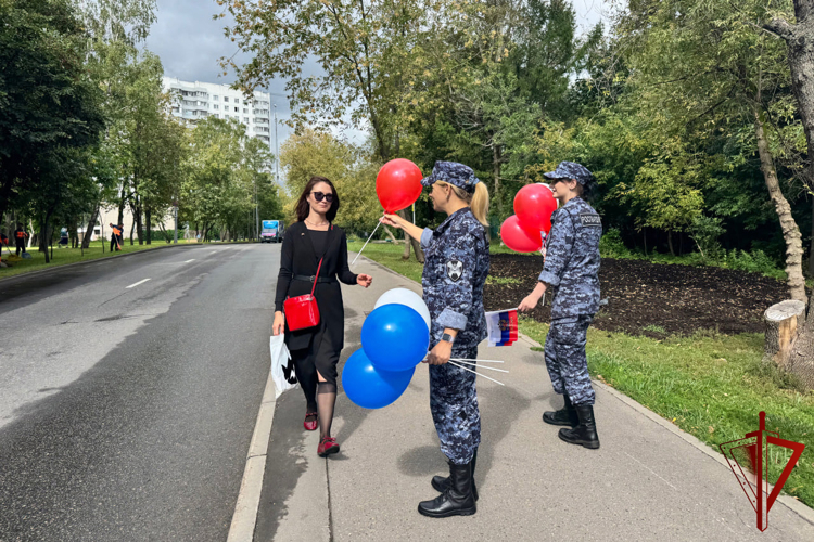 В Москве росгвардейцы провели традиционную акцию, посвященную Дню Государственного флага Российской Федерации