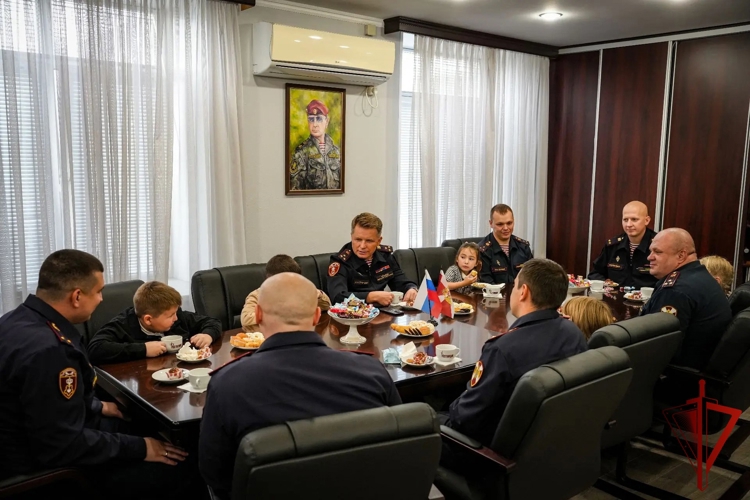 Начальник Управления вневедомственной охраны столичного главка Росгвардии поздравил детей сотрудников с Днём Знаний