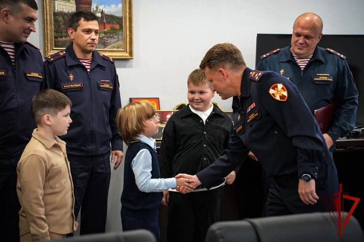Начальник Управления вневедомственной охраны столичного главка Росгвардии поздравил детей сотрудников с Днём Знаний