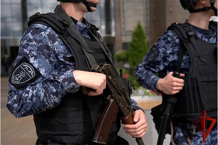 В Москве росгвардейцы и полицейские задержали мужчину после стрельбы из окна дома (ВИДЕО)