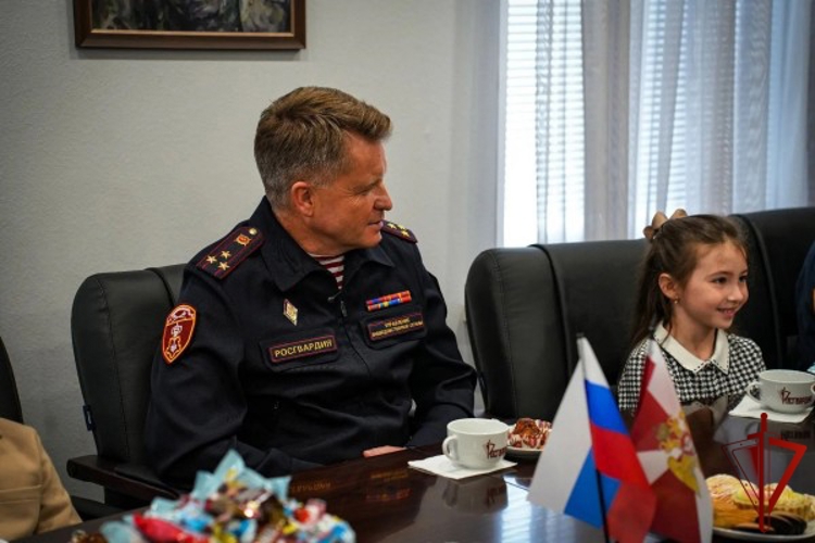 Начальник Управления вневедомственной охраны столичного главка Росгвардии поздравил детей сотрудников с Днём Знаний