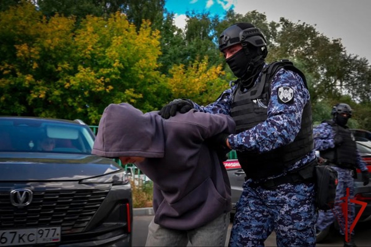 Московские росгвардейцы отработали алгоритм действий при реагировании на сигнал тревожной кнопки в автомобиле (ВИДЕО)