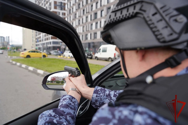 Московские росгвардейцы задержали иностранца, числящегося в федеральном розыске