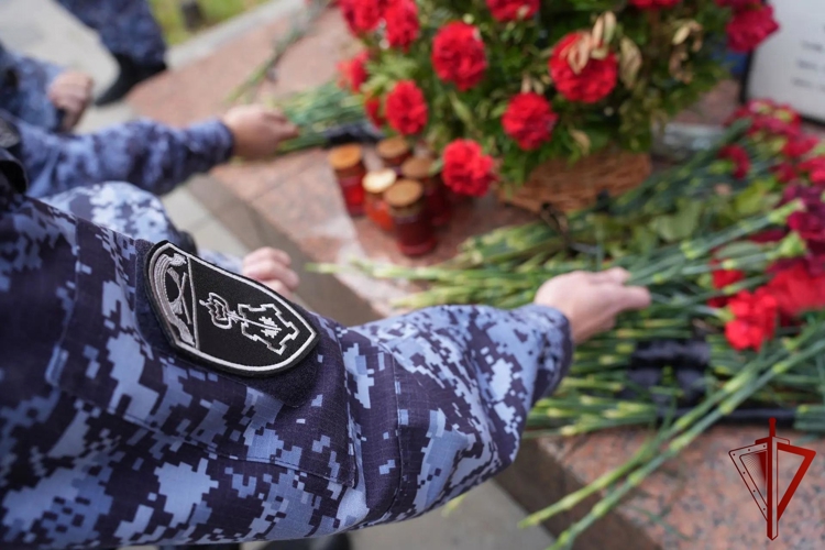Московские росгвардейцы провели памятное возложение цветов к мемориалу жертв теракта на Каширском шоссе