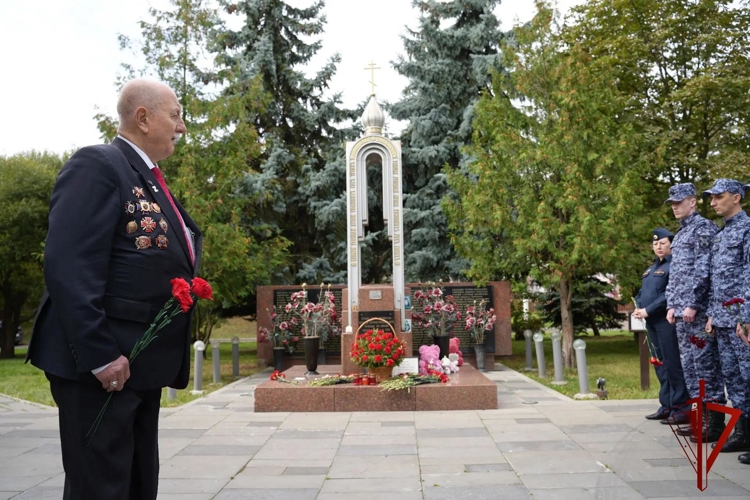 Московские росгвардейцы провели памятное возложение цветов к мемориалу жертв теракта на Каширском шоссе