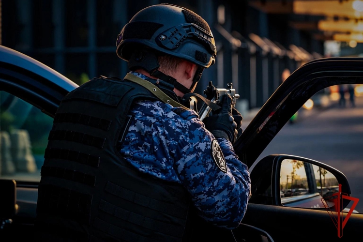 В Москве росгвардейцы задержали дебошира в медицинском учреждении (видео)