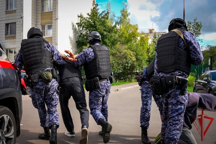 Московские росгвардейцы отработали алгоритм действий при реагировании на сигнал тревожной кнопки в автомобиле (ВИДЕО)