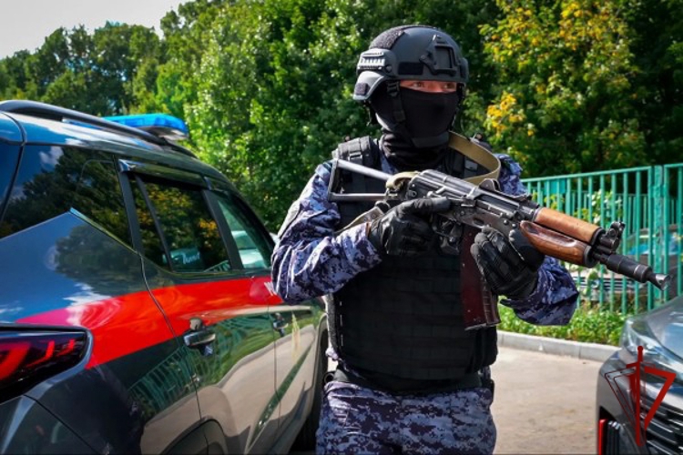 Московские росгвардейцы отработали алгоритм действий при реагировании на сигнал тревожной кнопки в автомобиле (ВИДЕО)