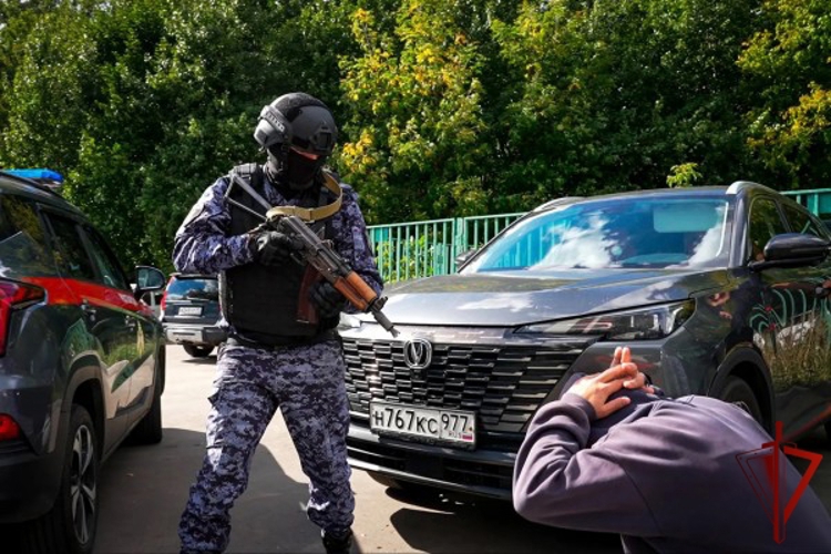 Московские росгвардейцы отработали алгоритм действий при реагировании на сигнал тревожной кнопки в автомобиле (ВИДЕО)