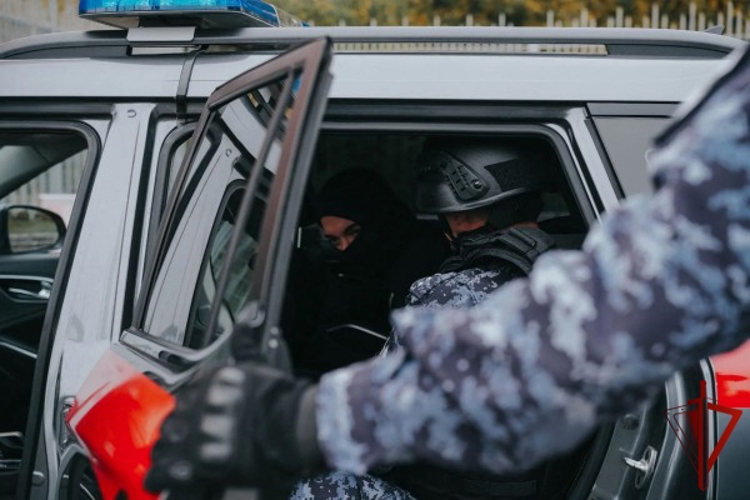 Росгвардейцы провели тактико-специальную тренировку на охраняемом объекте в Москве (ВИДЕО)