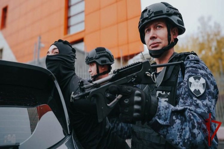 Росгвардейцы провели тактико-специальную тренировку на охраняемом объекте в Москве (ВИДЕО)