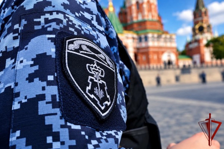 Столичные росгвардейцы задержали двух граждан, устроивших стрельбу из пневматического пистолета во дворе жилого дома (видео)