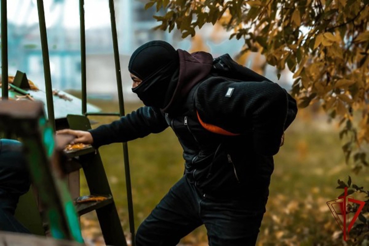 Росгвардейцы провели тактико-специальную тренировку на охраняемом объекте в Москве (ВИДЕО)